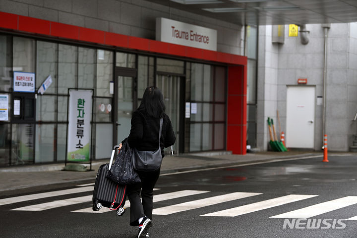 [서울=뉴시스] 사진공동취재단 = 의과대학 정원 확대에 반발하는 전공의들의 집단사직으로 '의료대란'이 가시화하면서 정부가 공공 의료기관과 군 병원을 총동원하기로 한 20일 오전 경기 성남시 분당구 국군수도병원에서 응급환자로 입원한 민간인 보호자가 바삐 응급실을 찾고 있다. 2024.02.20. photo@newsis.com