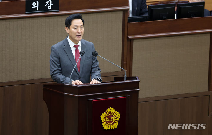 [서울=뉴시스] 배훈식 기자 = 오세훈 서울시장이 20일 오후 서울 중구 서울특별시의회 본관에서 열린 제322회 시의회 임시회 제1차 본회의에 출석해 2024년도 주요 업무 보고를 하고 있다. 2024.02.20. dahora83@newsis.com