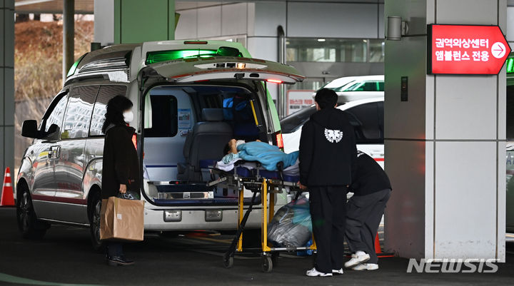 [수원=뉴시스] 김종택 기자 = 의대 증원에 반발하는 전공의들이 사직서를 제출하고 근무를 중단한 20일 경기도 한 대학병원에서 환자가 이송되고 있다. 2024.02.20. jtk@newsis.com