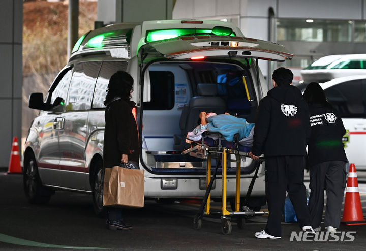 [수원=뉴시스] 김종택 기자 = 의대 증원에 반발하는 전공의들이 사직서를 제출하고 근무를 중단한 지난 20일 경기도 한 대학병원에서 환자가 이송되고 있다. 2024.02.20. jtk@newsis.com