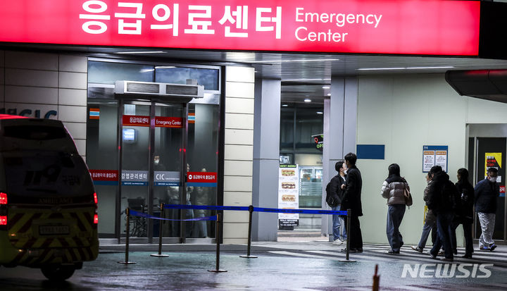 [서울=뉴시스] 정병혁 기자 = 주요 병원 전공의들이 의대 정원 확대에 반발하며 근무를 중단하기 시작한 20일 서울시내 한 대학병원 응급실 앞에서 시민들이 이동하고 있다. 2024.02.20. jhope@newsis.com