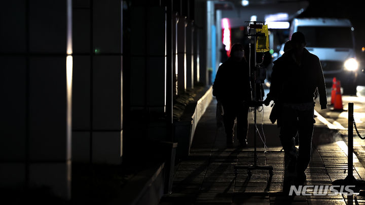 [서울=뉴시스] 정병혁 기자 = 주요 병원 전공의들이 의대 정원 확대에 반발하며 근무를 중단하기 시작한 지난 20일 서울시내 한 대학병원에서 한 환자가 이동하고 있다. 2024.02.20. jhope@newsis.com