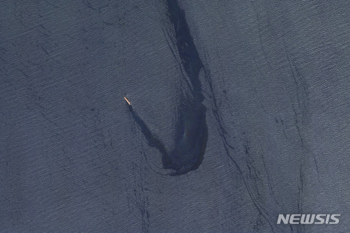 [AP/뉴시스] 친이란 예멘 후티 반군의 선박 공격으로 홍해에 29㎞의 기름띠가 생긴 것으로 전해졌다. 사진은 벨리즈 국적의 화물선 루비마르호가 예멘 후티 반군의 공격을 받아 홍해에 기름띠가 형성된 모습. 2024.2.25