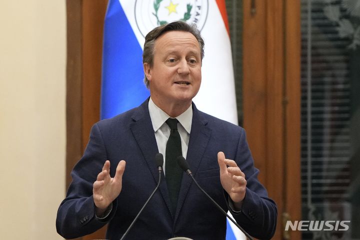 [아순시온=AP/뉴시스] 데이비드 캐머런 영국 외무장관은 29일(현지시각) 이스라엘과 하마스 간 휴전 협상이 타결되면 팔레스타인 수감자 수천명이 석방될 것이라고 밝혔다. 사진은 캐머런 외무장관이 지난 2월 20일 파라과이 수도 아순시온에 있는 로페즈궁에서 연설하는 모습. 2024.04.30.