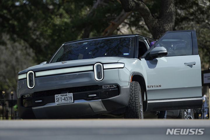 [오스틴(텍사스주)=AP/뉴시스] 전기차 수요 둔화 속 업체들 간 경쟁이 치열해진 가운데, 아마존이 투자한 미국 전기차업체 리비안이 일정한 급여를 받는 직원의 10%를 해고할 것이라고 밝혔다. 사진은 미 텍사스주 오스틴에 세워져 있는 리비안의 스포츠유틸리티 차량. 2024.2.22