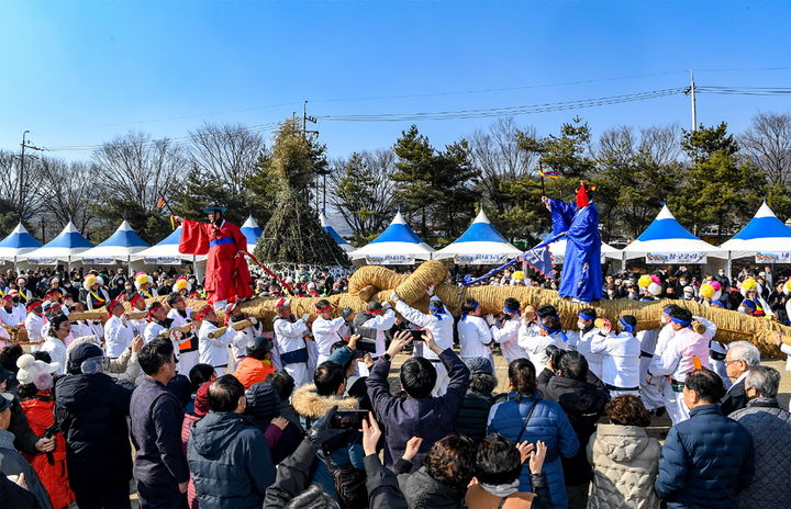 [영주=뉴시스] 영주시 순흥초군청민속문화재에서 성화·성북 줄다리기가 진행되고 있다. (사진=영주시 제공) 2024.02.21. photo@newsis.com *재판매 및 DB 금지