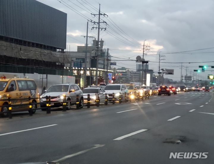 [포천=뉴시스] 경기 포천시 군내면 구읍리 일대 대형마트가 들어서는 가운데 건너편에 있는 아파트 단지로 들어가려는 차량들로 교통 정체가 발생하고 있는 퇴근길 모습. (사진=독자제공) 2024.02.21 photo@newsis.com