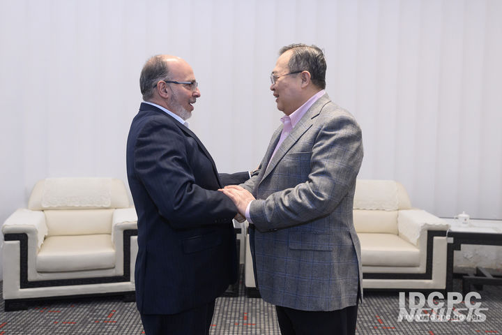 [베이징=뉴시스]차기 중국 외교부장으로 유력한 인물로 거론되는 류젠차오 중국 공산당 대외연락부장이 알베르토 블랑코 실바 주(駐)중국 쿠바대사와 만나 협력 강화 의지를 밝혔다고 20일 대외연락부가 전했다. 사진은 실바 대사와 만나 인사를 나누는 류 부장.(사진=중국 공산당 대외연락부 홈페이지 갈무리) 2024.2.21 photo@newsis.com