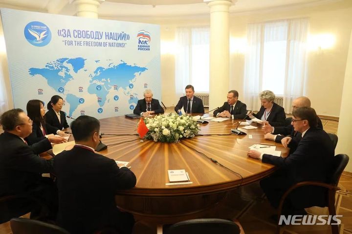 [베이징=뉴시스]차기 중국 외교부장으로 유력한 인물로 거론되는 류젠차오 중국 공산당 대외연락부장이 지난 16일(현지시간) 러시아 모스크바에서 드미트리 메드베데프 러시아 국가안보회의 부의장(통합러시아 의장)과 면담을 가졌다고 대외연락부가 전했다. 사진은 메드베데프 부의장과 면담을 하고 있는 류 부장.(사진=중국 공산당 대외연락부 홈페이지 갈무리) 2024.2.21 photo@newsis.com