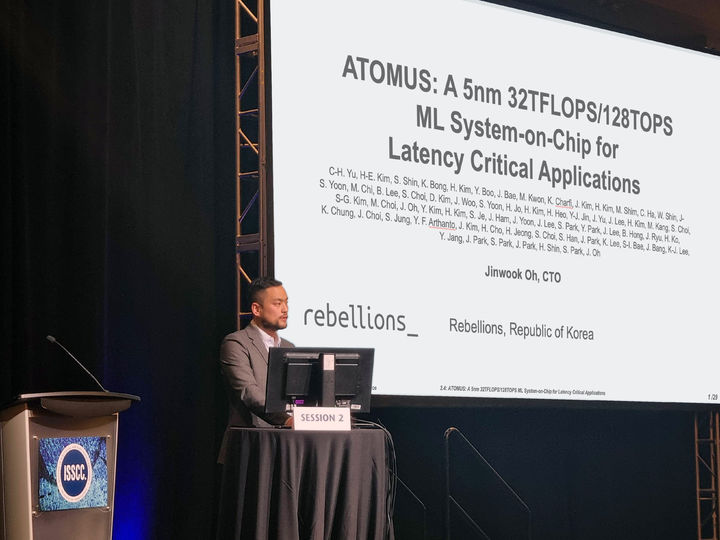 [서율=뉴시스] 리벨리온이 미국 샌프란시스코에서 열린 글로벌 최대 규모 반도체 학회 ‘ISSCC 2024(국제고체회로학회)’에서 채택한 머신러닝 시스템온칩(SoC) 기술 논문을 발표했다. (사진=리벨리온 제공) *재판매 및 DB 금지