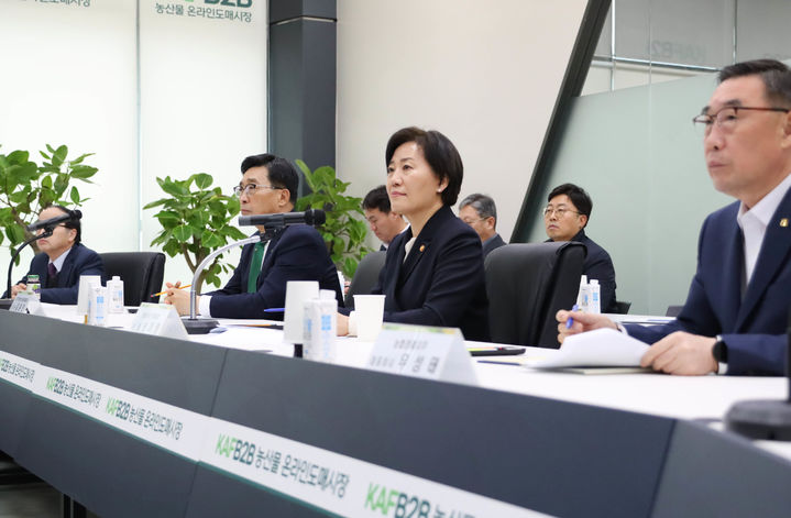[세종=뉴시스] 송미령 농림축산식품부 장관이 21일 서울 양재동 농산물 온라인도매시장 상황실을 방문해 거래 상황을 점검하고, 관계자들과 의견을 나누고 있다. (사진=농식품부 제공) *재판매 및 DB 금지