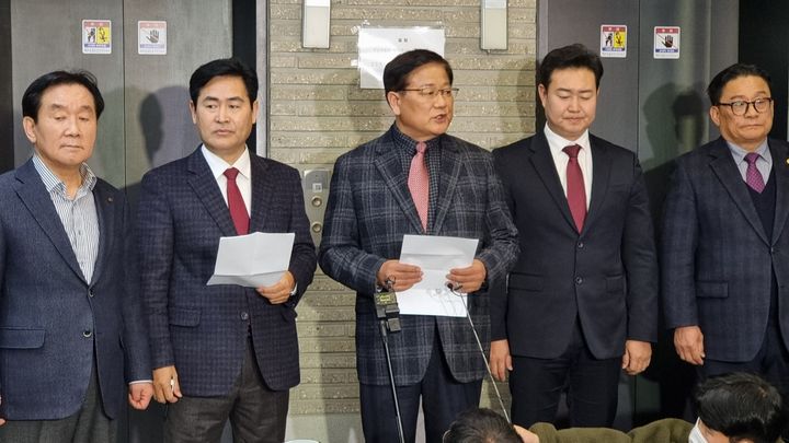 [논산=뉴시스]국민의힘 충남 논산계룡금산 선거구 공천에서 배제된 예비후보들이 21일 중앙당을 방문해 공천 재심사를 촉구하고 있다. 2024. 02. 21 *재판매 및 DB 금지