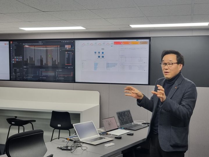 유인철 에스넷그룹 최고기술책임자(CTO·부사장)가 21일 서울 송파구 방이동에 위치한 S2F 기술센터에 대해 설명하고 있다. (사진=에스넷그룹 제공) *재판매 및 DB 금지