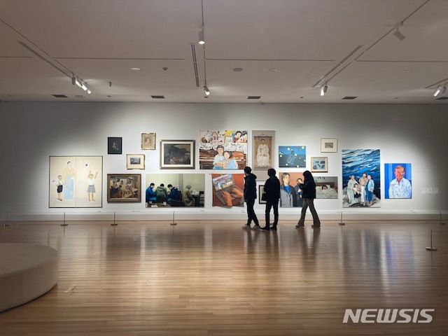 [창원=뉴시스]오는 25일까지 열리는 경남도립미술관 '보통 사람들의 찬란한 역사' 전시.(사진=경남도립미술관 제공) 2024.02.21. photo@newsis.com