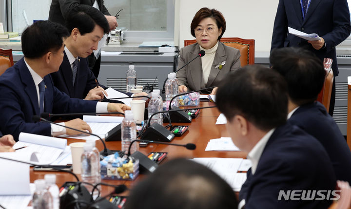 [서울=뉴시스] 이영환 기자 = 김정재 국회 국토교통위원회 국토법안심사소위원장이 21일 오전 서울 여의도 국회에서 열린 소위원회에서 발언을 하고 있다. 이날 소위원회에서는 주택법 일부개정법률안과 건축법 일부개정법률안이 논의된다. 2024.02.21. 20hwan@newsis.com