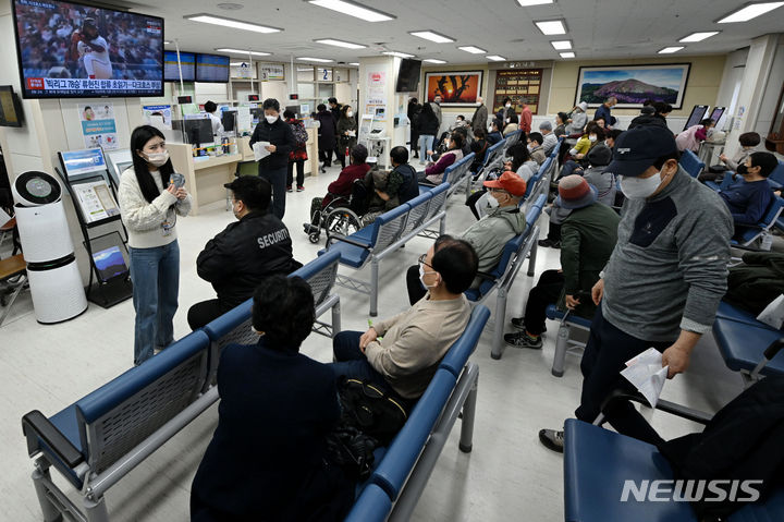 [광주=뉴시스] 이영주 기자 = 전공의 집단 행동 여파가 이어지고 있는 21일 오전 광주 동구 전남대병원 순환기내과 접수창구가 붐비고 있다. 2024.02.21. leeyj2578@newsis.com