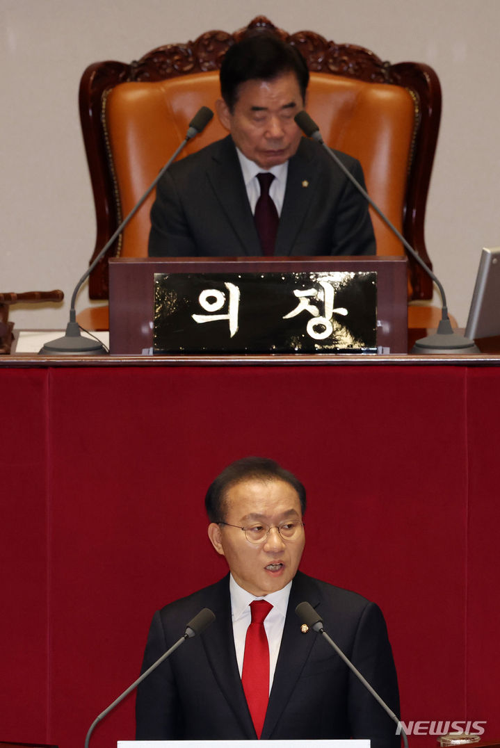 [서울=뉴시스] 이영환 기자 = 윤재옥 국민의힘 원내대표가 21일 오전 서울 여의도 국회에서 열린 제413회국회(임시회) 3차 본회의에서 교섭단체 대표연설을 하고 있다. 2024.02.21. 20hwan@newsis.com