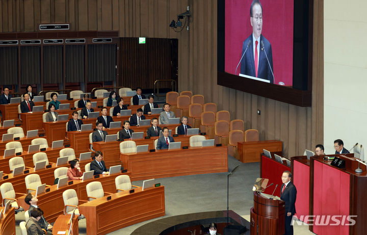 [서울=뉴시스] 고범준 기자 = 윤재옥 국민의힘 원내대표가 21일 오전 서울 여의도 국회에서 열린 제413회국회(임시회) 3차 본회의에서 교섭단체 대표연설을 하고 있는 가운데 한덕수 국무총리와 국무위원들이 경청하고 있다. 2024.02.21. bjko@newsis.com