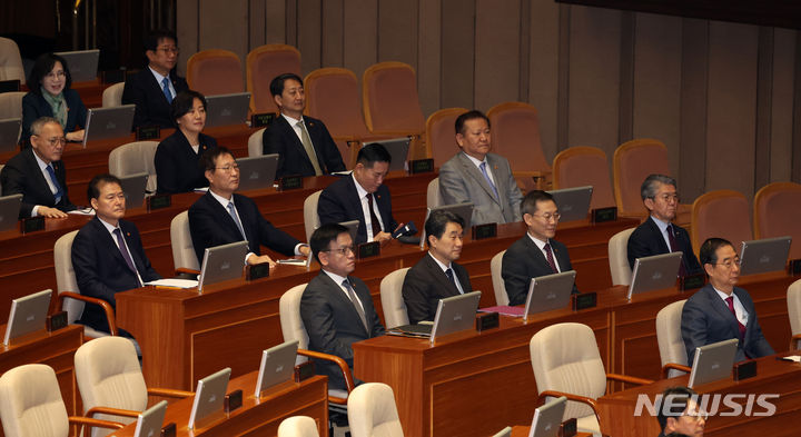 [서울=뉴시스] 이영환 기자 = 한덕수 국무총리와 국무위원들이 21일 오전 서울 여의도 국회에서 열린 제413회국회(임시회) 3차 본회의에서 진행된 윤재옥 국민의힘 원내대표의 교섭단체 대표연설을 듣고 있다. 2024.02.21. 20hwan@newsis.com