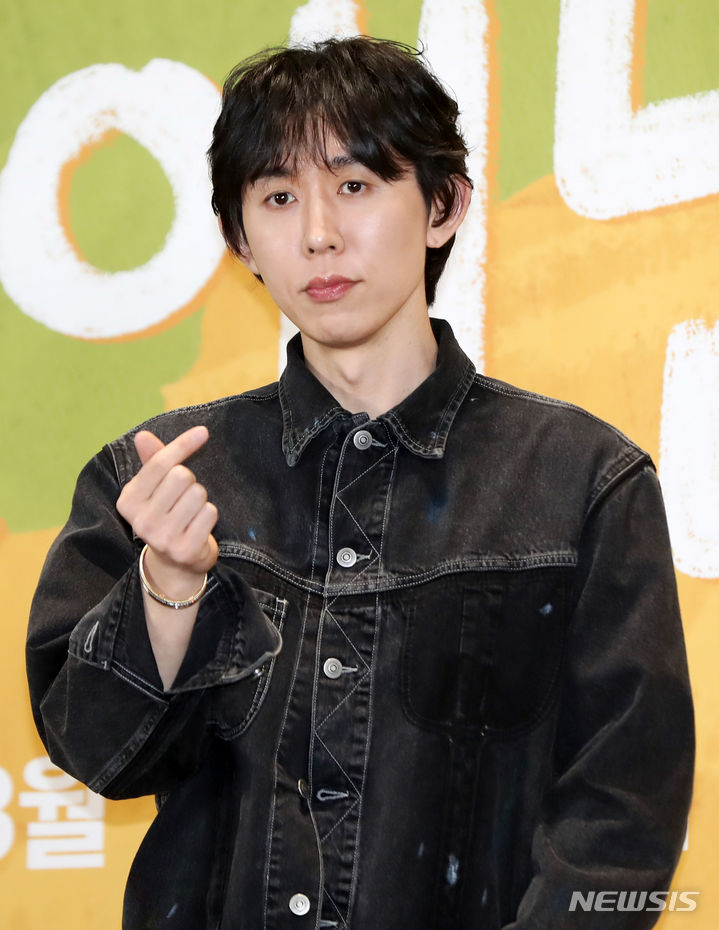 [고양=뉴시스] 김혜진 기자 = 방송인 코드 쿤스트가 21일 오전 경기 고양시 일산동구 소노캄 고양에서 열린 JTBC X 웨이브 예능 프로그램 '연애남매' 제작발표회에서 포즈를 취하고 있다. 2024.02.21. jini@newsis.com