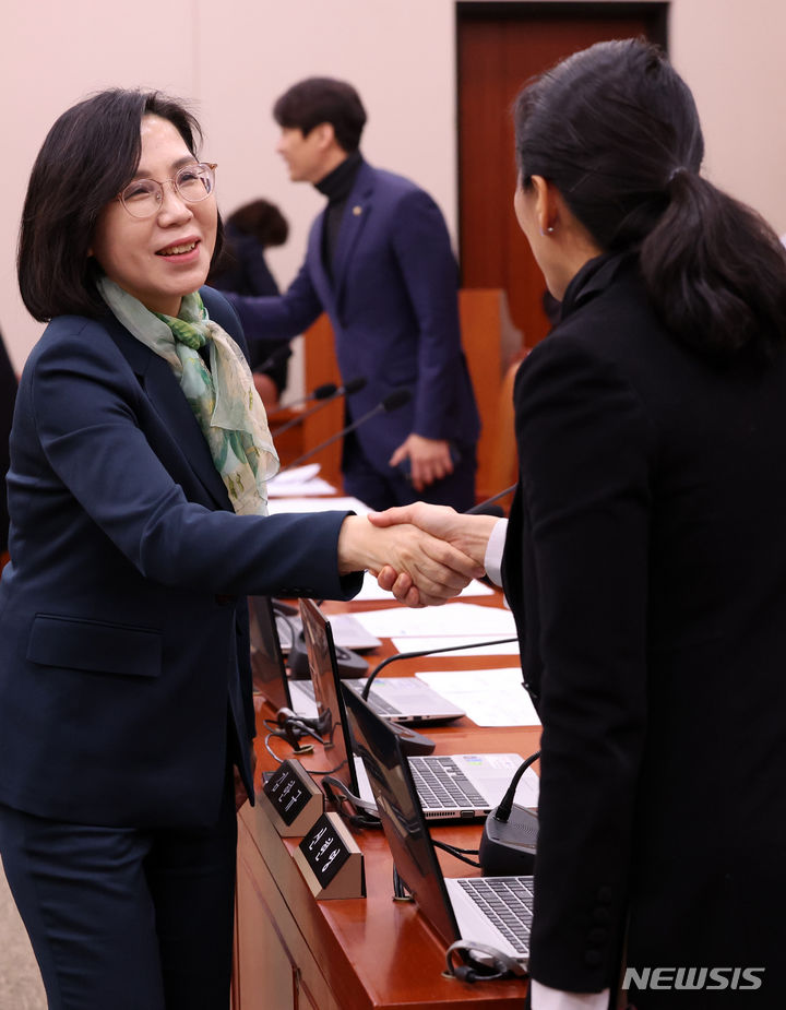 [서울=뉴시스] 이영환 기자 = 사표가 수리된 김현숙 여성가족부 장관이 21일 오전 서울 여의도 국회에서 열린 여성가족위원회 전체회의에서 회의가 산회되자 신현영 더불어민주당 의원과 인사를 나누고 있다. 2024.02.21. 20hwan@newsis.com