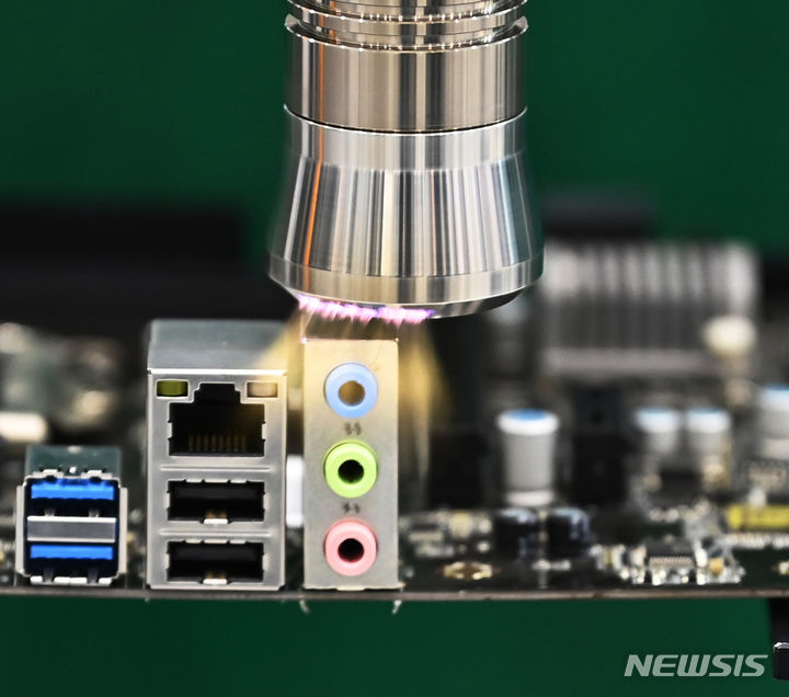 [수원=뉴시스] 김종택 기자 = 21일 경기도 수원시 영통구 수원컨벤션센터에서 열린 '2024 스마트 SMT&PCB 어셈블리 전시회'에 모바일, 반도체 후공정 등 최첨단 전자기기 제조의 핵심기술인 SMT(표면실장기술) 와 관련한 다양한 장비들이 전시돼 있다. 2024.02.21. jtk@newsis.com