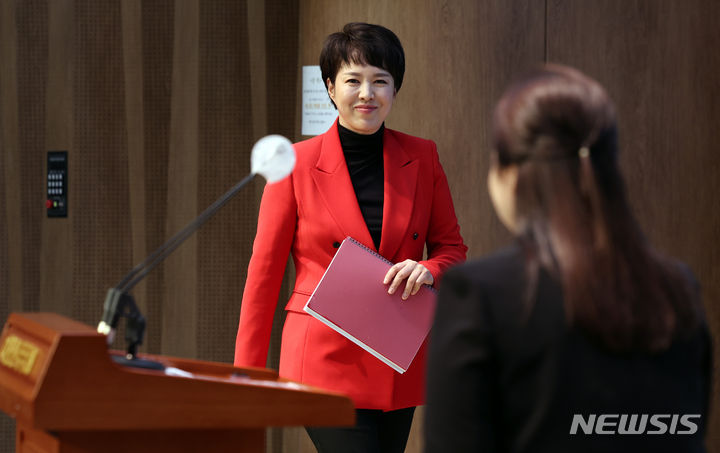 [서울=뉴시스] 이영환 기자 = 김은혜 전 대통령실 홍보수석이 21일 오후 서울 여의도 국회 소통관에서 제22대 국회의원 선거 분당을 출마 선언 기자회견을 하기위해 단상으로 향하고 있다. 2024.02.21. 20hwan@newsis.com