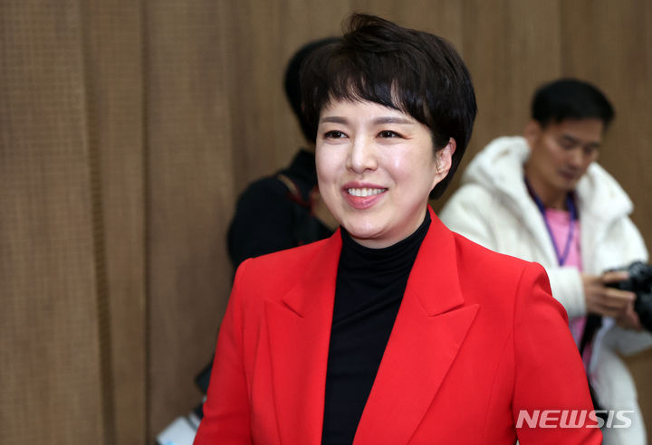 [서울=뉴시스] 이영환 기자 = 김은혜 전 대통령실 홍보수석이 21일 오후 서울 여의도 국회 소통관에서 제22대 국회의원 선거 분당을 출마 선언 기자회견을 마친 후 이동하고 있다. 2024.02.21. 20hwan@newsis.com