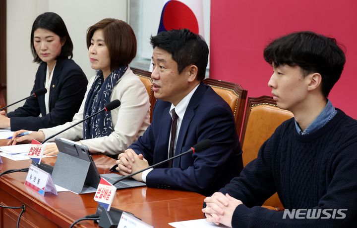 [서울=뉴시스] 조성봉 기자= 유의동 국민의힘 정책위의장이 21일 오후 서울 여의도 국회에서 열린 국민의힘 공약개발본부 '쏜살배송-자립준비청년 건의사항 추진 계획' 공약 발표에서 발언을 하고 있다. 2024.02.21. suncho21@newsis.com
