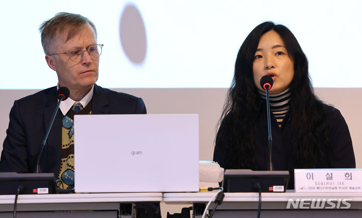 [서울=뉴시스] 최진석 기자 = 이설희(오른쪽) 예술감독이 21일 서울 대학로 아르코미술관에서 열린 2024년도 베니스비엔날레 제60회 국제미술전 한국관 전시 기자 간담회에서 발언을 하고 있다. 한국관에는 지난해 3월에 선정된 이설희(쿤스트할 오르후스 수석 큐레이 터)와 야콥 파브리시우스(아트허브 코펜하겐 관장) 예술감독이 전시를 총괄하며 구정아 작가가 한국관 대표작가로 참여한다. 2024.02.21. myjs@newsis.com