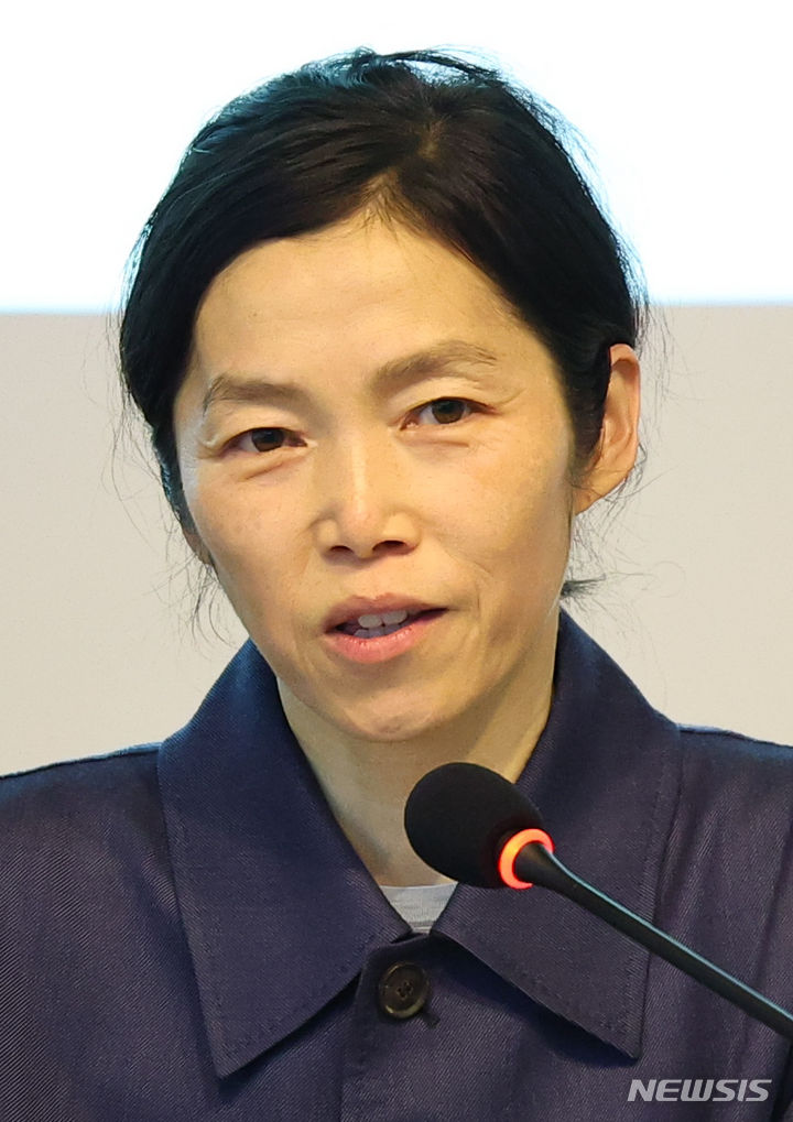 [서울=뉴시스] 최진석 기자 = 구정아 작가가 21일 서울 대학로 아르코미술관에서 열린 2024년도 베니스비엔날레 제60회 국제미술전 한국관 전시 기자 간담회에서 발언하고 있다. 한국관에는 지난해 3월에 선정된 이설희(쿤스트할 오르후스 수석 큐레이 터)와 야콥 파브리시우스(아트허브 코펜하겐 관장) 예술감독이 전시를 총괄하며 구정아 작가가 한국관 대표작가로 참여한다. 2024.02.21. myjs@newsis.com