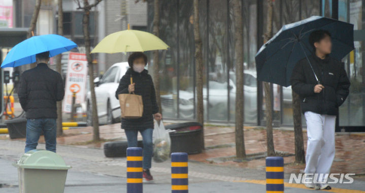 [전주=뉴시스] 김얼 기자 = 21일 전북 전주시 덕진구 가련산로에서 시민들이 우산으로 비를 피하며 발걸음을 재촉하고 있다. 2024.02.21. pmkeul@newsis.com