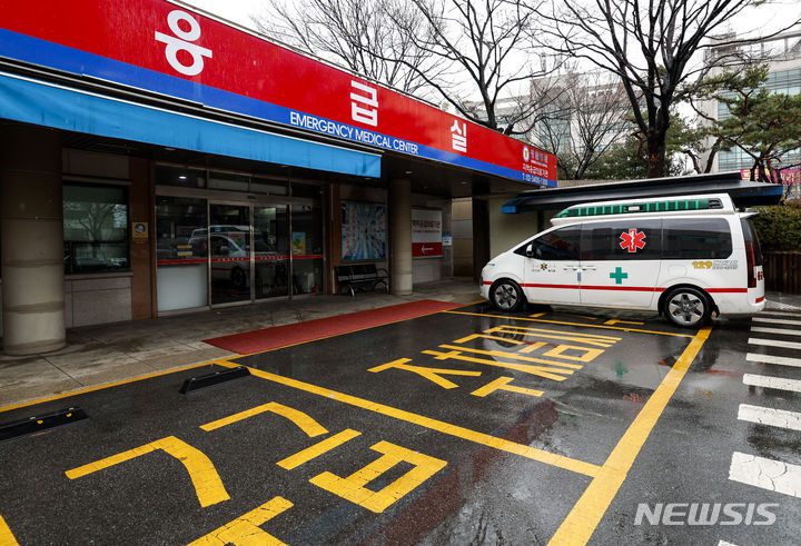 [서울=뉴시스] 정병혁 기자 =자·타해 위험이 있는 정신응급 환자를 구조한 경찰이 환자를 받아줄 의료기관을 찾지 못해 현장 대응에 장시간 묶이는 사례가 이어지고 있다. 사진은 서울 송파구 경찰병원 응급실에 대기하고 있는 구급차 모습. 2024.02.21. jhope@newsis.com