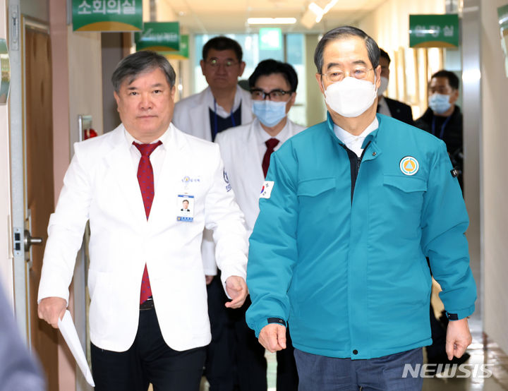 [서울=뉴시스] 정병혁 기자 = 의사 집단행동 대비 현장점검에 나선 한덕수 국무총리가 21일 서울 송파구 국립경찰병원을 찾아 김진학 경찰병원장 등 의료진과 간담회장으로 향하고 있다.(공동취재) 2024.02.21. photo@newsis.com