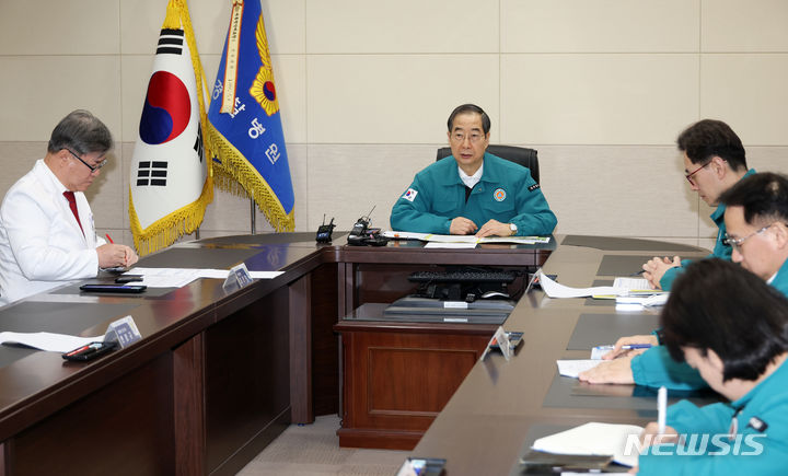 [서울=뉴시스] 정병혁 기자 = 의사 집단행동 대비 현장점검에 나선 한덕수 국무총리가 21일 서울 송파구 국립경찰병원을 찾아 김진학 경찰병원장 등 의료진과 간담회를 하고 있다.(공동취재) 2024.02.21. photo@newsis.com