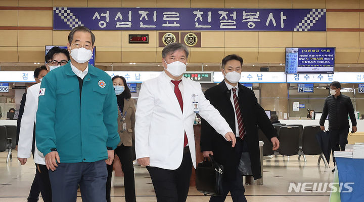 [서울=뉴시스] 정병혁 기자 = 한덕수 국무총리가 21일 서울 송파구 국립경찰병원을 찾아 현장점검을 마친 뒤 이동하고 있다.(공동취재) 2024.02.21. photo@newsis.com