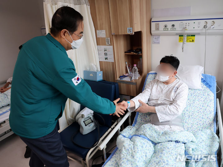 [서울=뉴시스] 정병혁 기자 = 한덕수 국무총리가 21일 서울 송파구 국립경찰병원을 찾아 환자를 위문하고 있다.(공동취재) 2024.02.21. photo@newsis.com