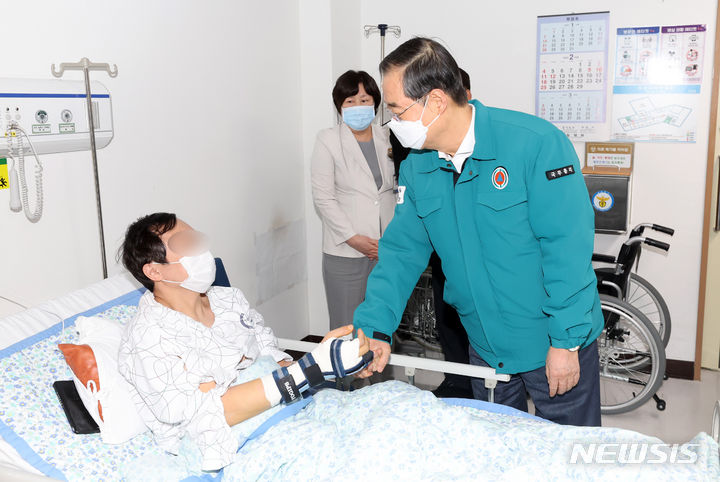 [서울=뉴시스] 정병혁 기자 = 한덕수 국무총리가 21일 서울 송파구 국립경찰병원을 찾아 환자를 위문하고 있다.(공동취재) 2024.02.21. photo@newsis.com