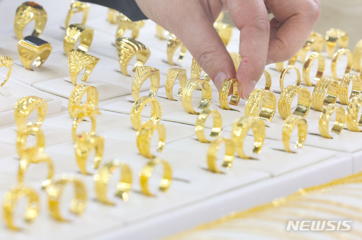 [서울=뉴시스] 황준선 기자 = 사진은 지난달 21일 서울 종로구 한국금거래소에 판매중인 금 제품. 2024.03.05. hwang@newsis.com