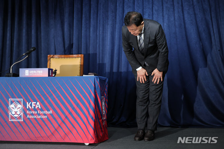 [서울=뉴시스] 조성우 기자 = 정해성 신임 대한축구협회 전력강화위원장이 21일 오후 서울 종로구 축구회관에서 열린 기자회견에서 1차 전력강화위원회의 결과 및 취임 소감을 말하기 전 인사하고 있다. 2024.02.21. xconfind@newsis.com