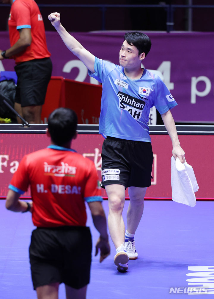 [부산=뉴시스] 김진아 기자 = 21일 부산 해운대구 벡스코에서 열린 BNK부산은행 2024 부산세계탁구선수권대회 남자 16강 한국과 인도의 경기, 장우진이 하르밋 데사이를 상대로 승리한 뒤 기뻐하고 있다. 2024.02.21. bluesoda@newsis.com