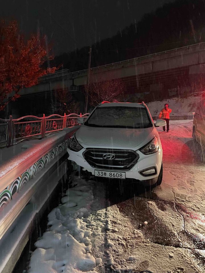 21일 정선군 고한읍 고한리 고한읍행정복지센터 인근 도로에서 투싼 SUV가 눈길에 미끄러지며 가드레일을 들이받아 2명이 부상을 입었다. 강원특별자치도소방본부 제공 *재판매 및 DB 금지