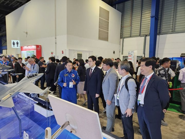 [대전=뉴시스]장호종 대전시 경제과학부시장이 싱가포르 에어쇼 전시관에서 업체로부터 우주항공 관련 설명을 듣고 있다. (사진=대전시 제공) 2024. 02. 22 *재판매 및 DB 금지