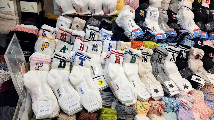 [대전=뉴시스] MLB 2024시즌 개막경기를 앞두고 위조상품 단속에 나선 특허청 상표특별사법경찰에 압수된 짝퉁 상품들.(사진=특허청 제공) *재판매 및 DB 금지