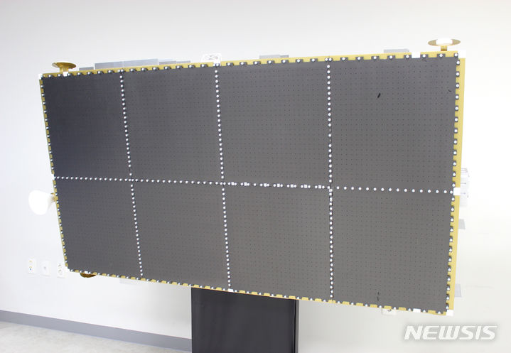 [서울=뉴시스]한화시스템이 2023년 12월 우주로 성공 발사한 ‘소형SAR위성’ 1:1목업. (사진=한화시스템 제공)