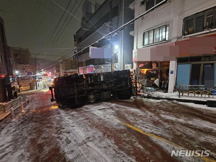 [부천=뉴시스] 정일형 기자 = 22일 오전 5시께 부천 소사구 송내동 왕복 2차선 도로에서 제설차량 1대가 언덕을 오르다가 눈길에 미끄러져 전도됐다. (사진 = 부천시 제공)