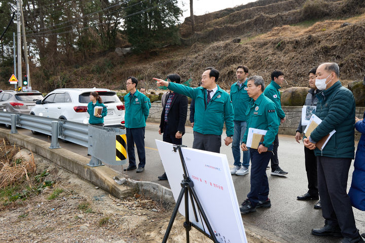 [통영=뉴시스] 신정철 기자= 천영기 통영시장은 지난 21일 '2024년 읍면동 연두순방' 시 주민과의 대화를 통해 접수된 9개 읍면동, 19개소 건의사항에 대해 시 관계자와 현장을 방문해 해결책을 찾고 있다.(사진=통영시 제공).2024.02.22. photo@newsis.com *재판매 및 DB 금지