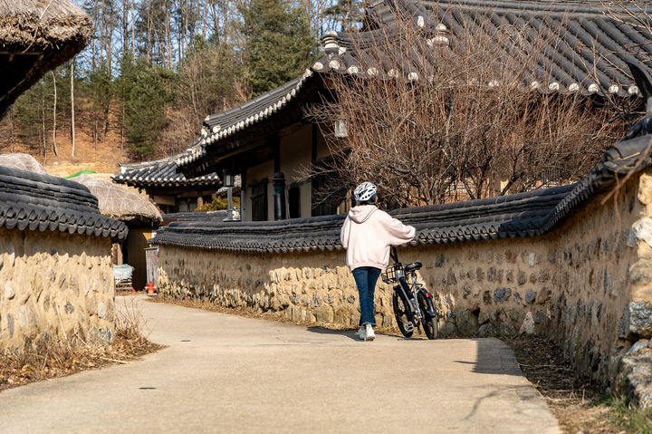 [서울=뉴시스] 경북 영주 자전거와 함께 고즈넉한 무섬마을 산책(ⓒ박산하, 사진=한국관광공사 제공) 2024.02.22. photo@newsis.com *재판매 및 DB 금지