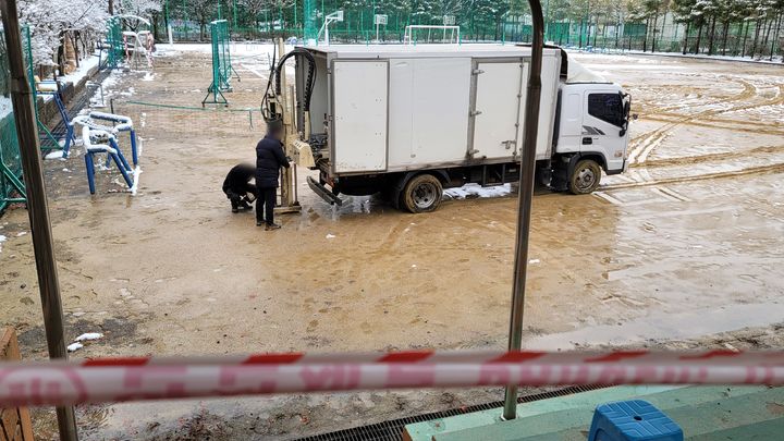 [수원=뉴시스] 박종대 기자 = 22일 오후 경기 수원시 한 고등학교 운동장에서 시험검사업체 측이 발암물질인 비소 검출에 따른 토양정밀조사를 진행하고 있다. 2024.02.22. pjd@newsis.com *재판매 및 DB 금지