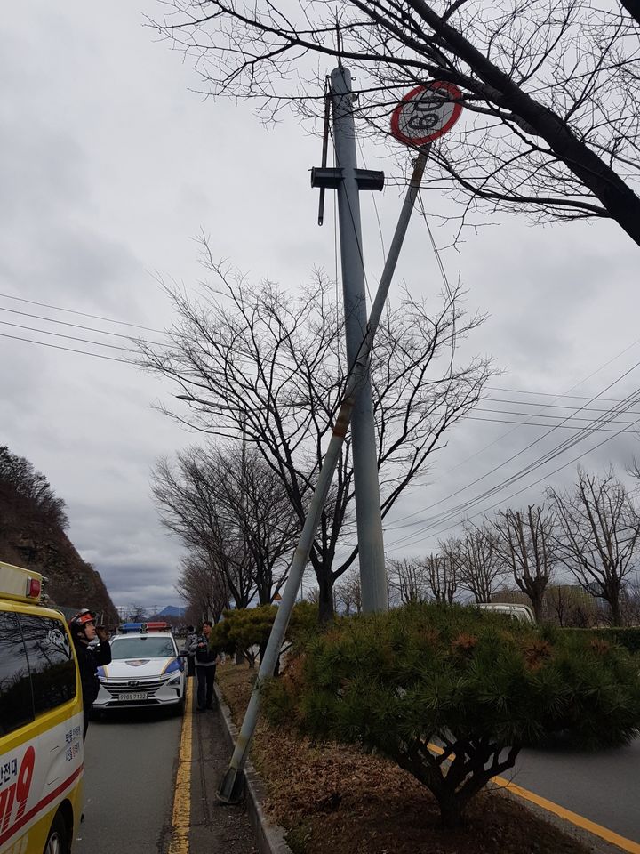 [부산=뉴시스] 22일 오후 부산 강서구의 한 도로에서 강풍에 가로등이 쓰러졌다. (사진=부산소방재난본부 제공) 2024.02.22. photo@newsis.com *재판매 및 DB 금지